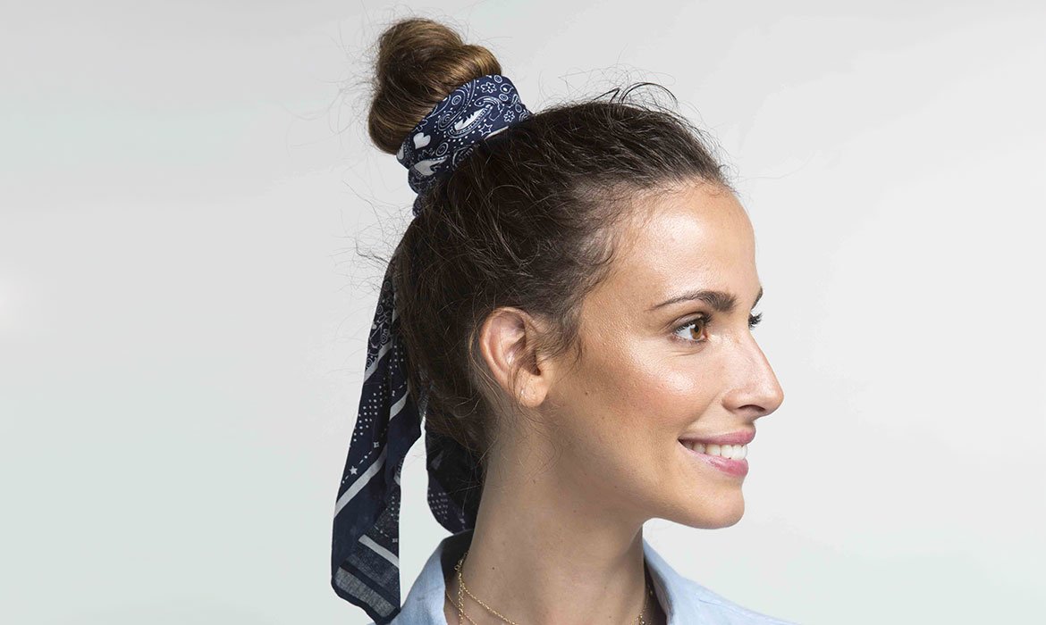 ¿Te ves llevando un moño pañuelo esta primavera-verano 2021? Pues desde ya te adelantamos que va a ser tendencia total. Utiliza la Laca Elnett de L’Oréal Paris y la fijación dejará de ser un problema para ti.